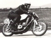 Adolf Heck, NSR, Adler 250. Keď podľa nového predpisu FIM boli v roku 1950 zakázané preplňované motory, začali vo Frankfurte vo fabrike Adler vyvíjať dvojvalcovú dvojtaktnú 250-tku so symetrickým sáaním, dvoma karburátormi, ktorého vývoj a výrobu v začiatkoch podporoval Helmut Hallmeier, špičkový jazdec NSU Sportmax, viacnásobný víťaz VC v Brne. Na obrázku je model s vodným chladením, ktoré v roku 1953 v Adleri použili na dvojvalcovej dvojtaktnej 250-tke ako prví na svete. Motocykel mal pôvodne vpredu paralelogramovú kývačku, ktorú v tomto prípade nahradili zložitejšou Earlesovho typu