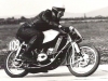 Adolf Heck, NSR, Adler 250. Keď podľa nového predpisu FIM boli v roku 1950 zakázané preplňované motory, začali vo Frankfurte vo fabrike Adler vyvíjať dvojvalcovú dvojtaktnú 250-tku so symetrickým sáaním, dvoma karburátormi, ktorého vývoj a výrobu v začiatkoch podporoval Helmut Hallmeier, špičkový jazdec NSU Sportmax, viacnásobný víťaz VC v Brne. Na obrázku je model s vodným chladením, ktoré v roku 1953 v Adleri použili na dvojvalcovej dvojtaktnej 250-tke ako prví na svete. Motocykel mal pôvodne vpredu paralelogramovú kývačku, ktorú v tomto prípade nahradili zložitejšou Earlesovho typu