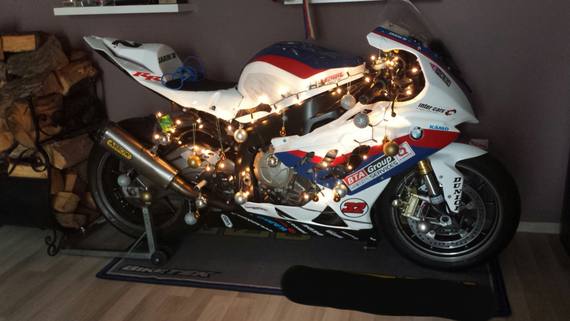 Jaro Kamenický aj tento rok ušetril za vianočný stromček, keď si opäť vyzdobil svoj motocykel :-)