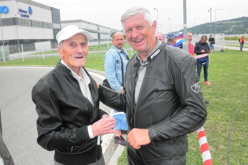 Veľmi sa tešil svojmu čestnému hosťovi i Luboš Kamenár, duša týchto pretekov. a spoločne sme pospomínali i na Trenčanov Tomáša Smatlánka, Haščičovcov a ďalších.