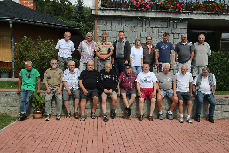 Nahoře zprava J. Wohlmuth, S. Zíma, K. Sedláček s paní, M. Felgr, J. Dobiáš, O. Kreuz a S. Cink. Dole zprava J. Muller, S. Klátil, J. Pták, J. Lukšík, B. Staša, B. Fendrich, J. David, M. Vališ, J. Doležal a I. Hrazdíra