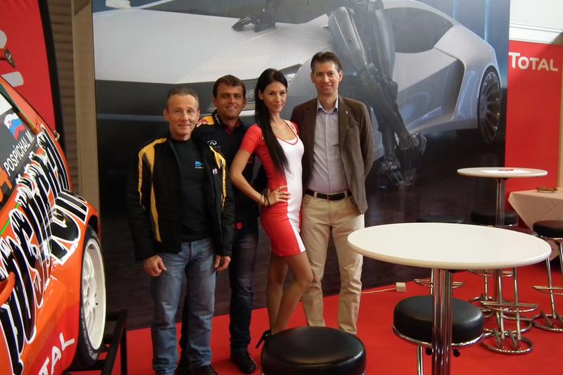 Motovia a Peter Rauch na autogramiáde na Autosalóne v Nitre