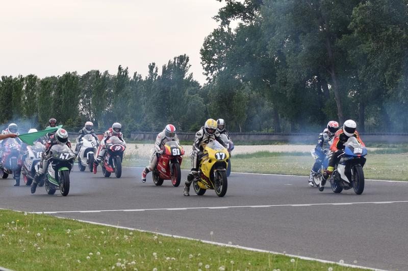 Keď zastrešujúca motocyklová inštitúcia na svojich jazdcov zvysoka kašle…
