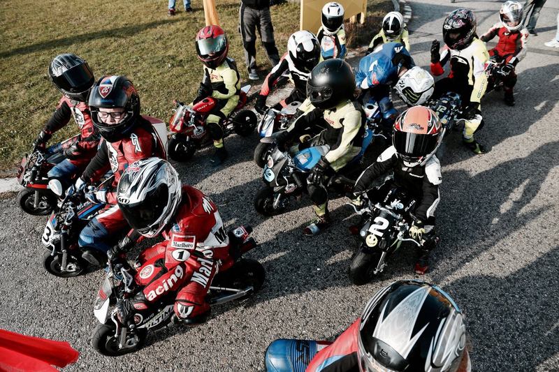 Jak začít se silničním motocyklovým sportem? Systém licencí a závodů pod AČR