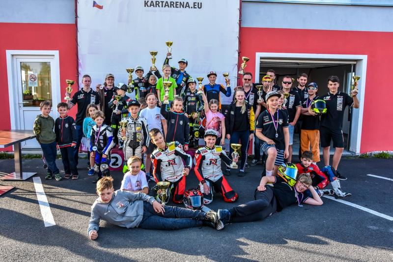Závody Miniracing v Chebu se zaplněnými rošty všech tříd