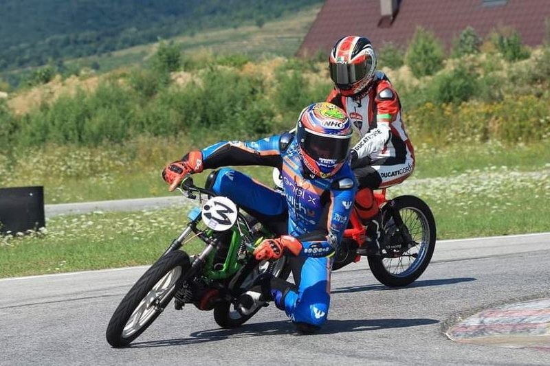 Video: Jakub Kornfeil si vyskúšal motocykel Babetta cupu