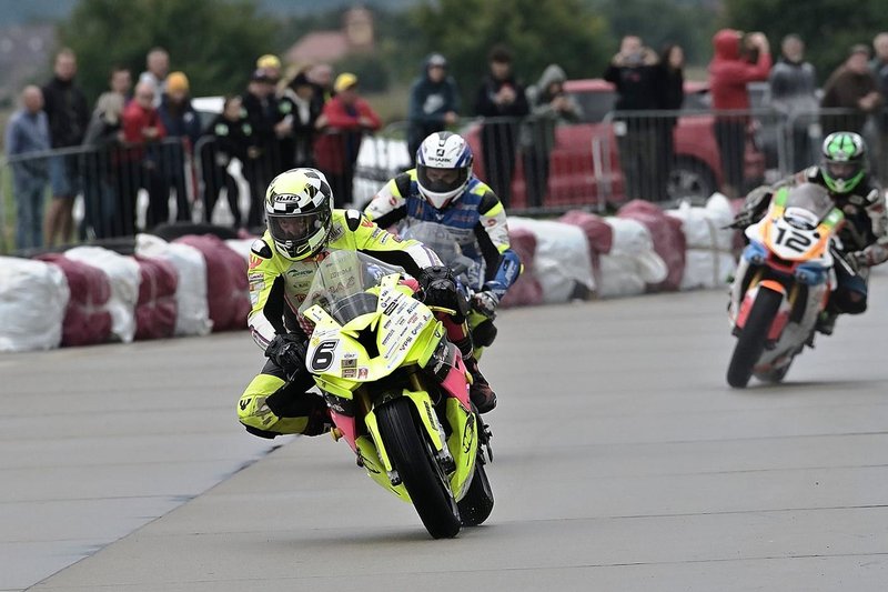 Medzinárodné motocyklové preteky na letisku v Trenčíne