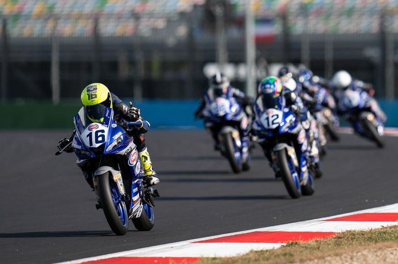 Kalendář Yamaha R3 bLU cRU 2022