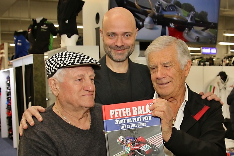 Giacomo Agostini krstil v predajni Bonmoto knihu o Petrovi Balážovi