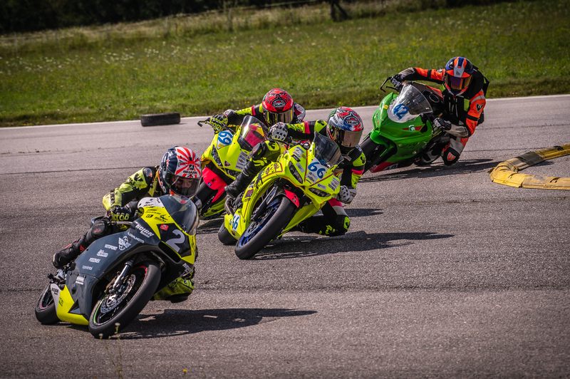 Video: reportáže z pretekov cestných motocyklov v roku 2024