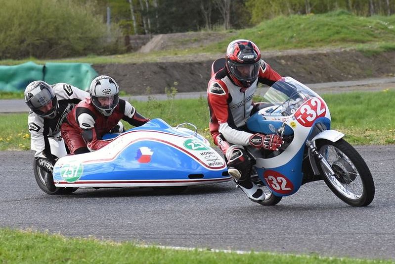 Galerie: Jarní testování moto a sajdkár v Sosnové od Luboše Novosáda