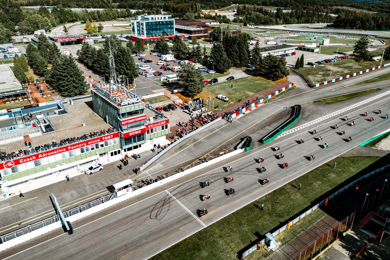 Motocyklovou sezónu na Masarykově okruhu uzavře domácí šampionát. Na startovní listině figuruje téměř 300 přihlášených