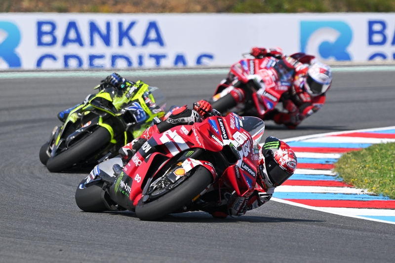 Grand Prix České republiky 2027 se vrací do července. Organizátoři spouští předprodej vstupenek a představují nižší ceny i výhody pro rodiny