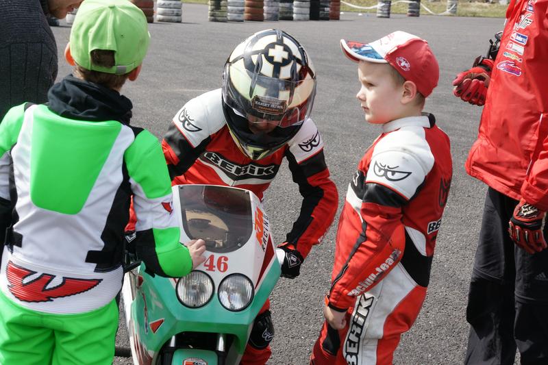 Otec malého motorkára ďakuje tímu Junior Moto Academy