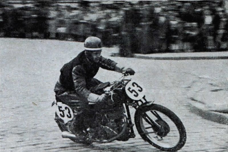 Jazdec Bertoli na stroji Walter si vybojoval peknou jazdou víťazstvo v triede do 250 ccm
