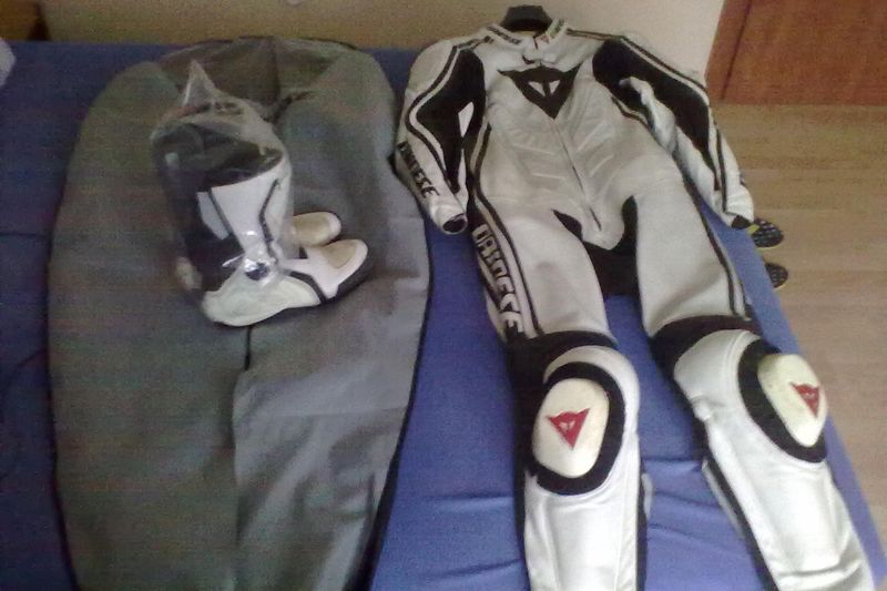 Predám kombinézu + boty Dainese