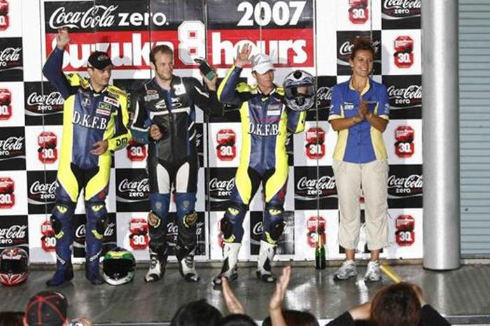 V tíme maco Racing už vedia ako chutí pódium v Suzuke. Vpravo manažérka tímu Denisa Grešková, vedľa nej český jazdec Tomáš Mikšovský